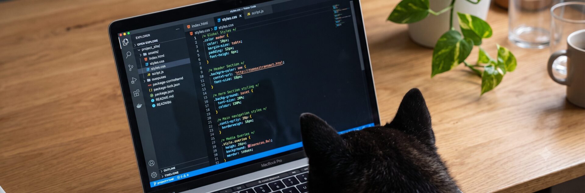 コーディング中のパソコンがテーブルに乗っている